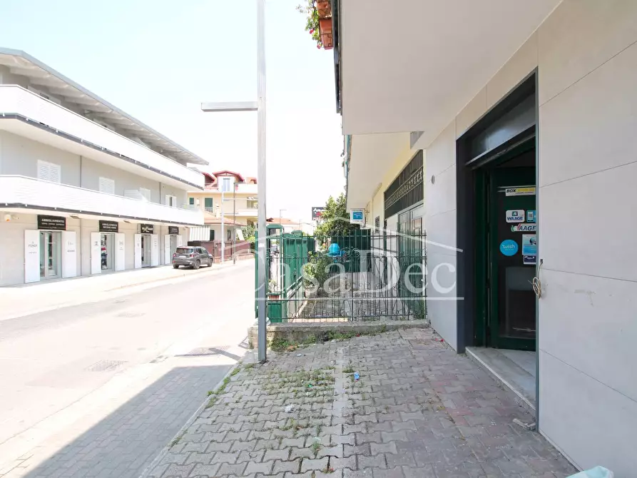 Immagine 2 di Negozio in affitto  in Via Guglielmo Marconi a Cancello Ed Arnone