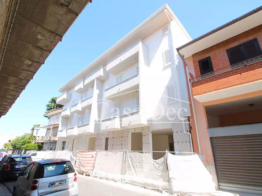 Immagine 2 di Negozio in vendita  in Via Guglielmo Marconi a Cancello Ed Arnone