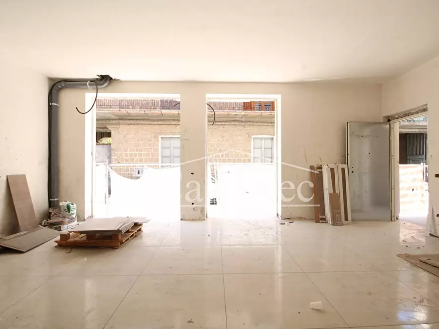 Immagine 11 di Negozio in vendita  in Via Guglielmo Marconi a Cancello Ed Arnone