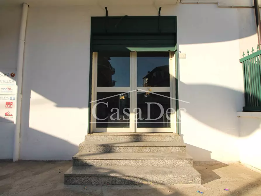 Immagine 1 di Negozio in vendita  in Via Nunziale San Antonio a Trentola Ducenta