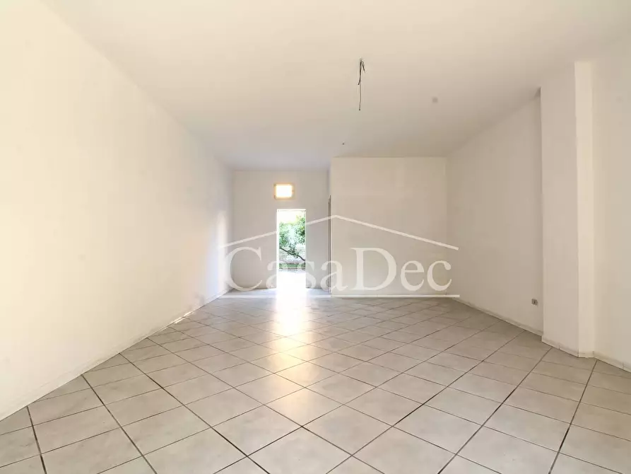 Immagine 8 di Negozio in vendita  in Via Nunziale San Antonio a Trentola Ducenta