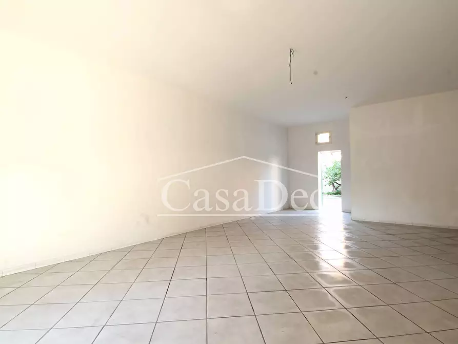 Immagine 9 di Negozio in vendita  in Via Nunziale San Antonio a Trentola Ducenta