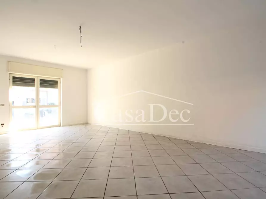 Immagine 11 di Negozio in vendita  in Via Nunziale San Antonio a Trentola Ducenta