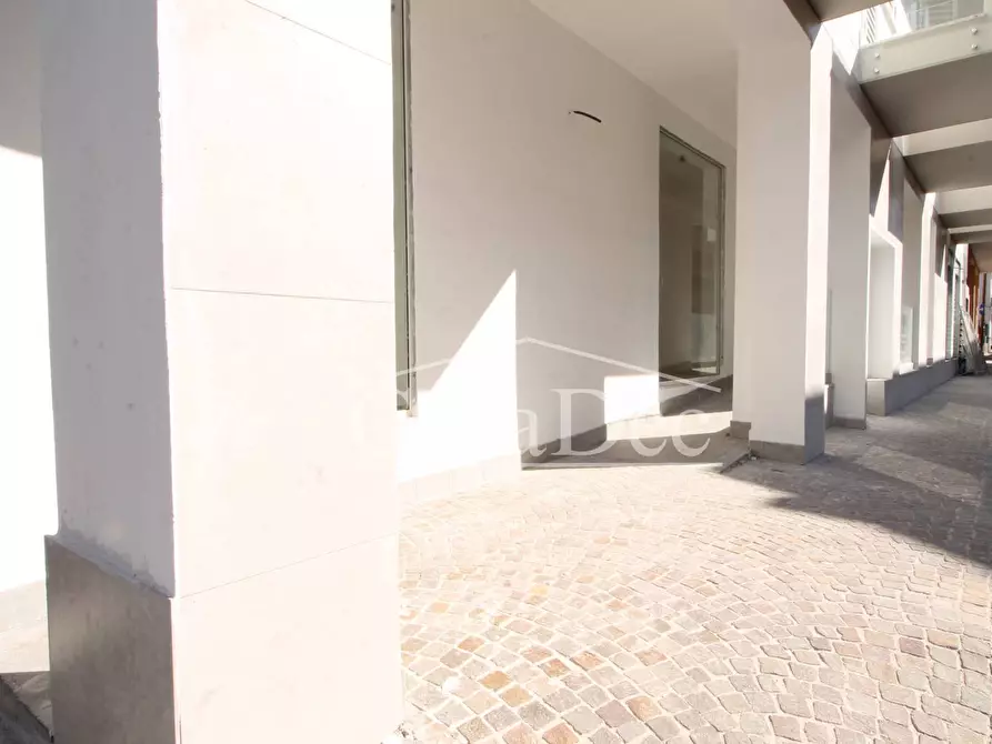 Immagine 7 di Negozio in vendita  in Via Guglielmo Marconi a Cancello Ed Arnone