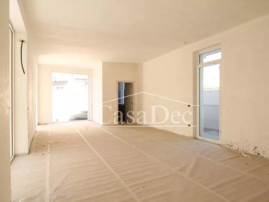 Immagine 11 di Negozio in vendita  in Via Guglielmo Marconi a Cancello Ed Arnone