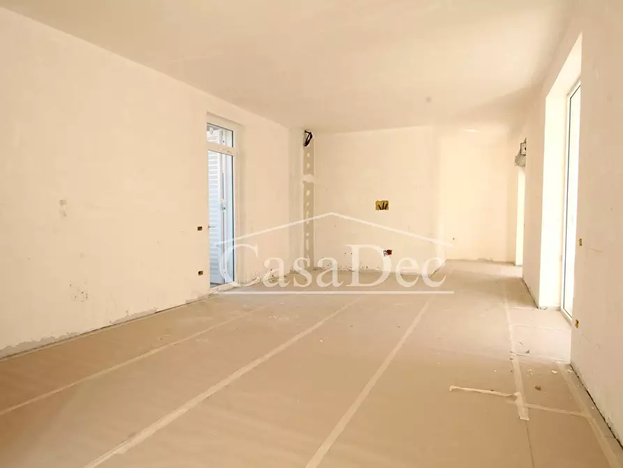 Immagine 17 di Negozio in vendita  in Via Guglielmo Marconi a Cancello Ed Arnone