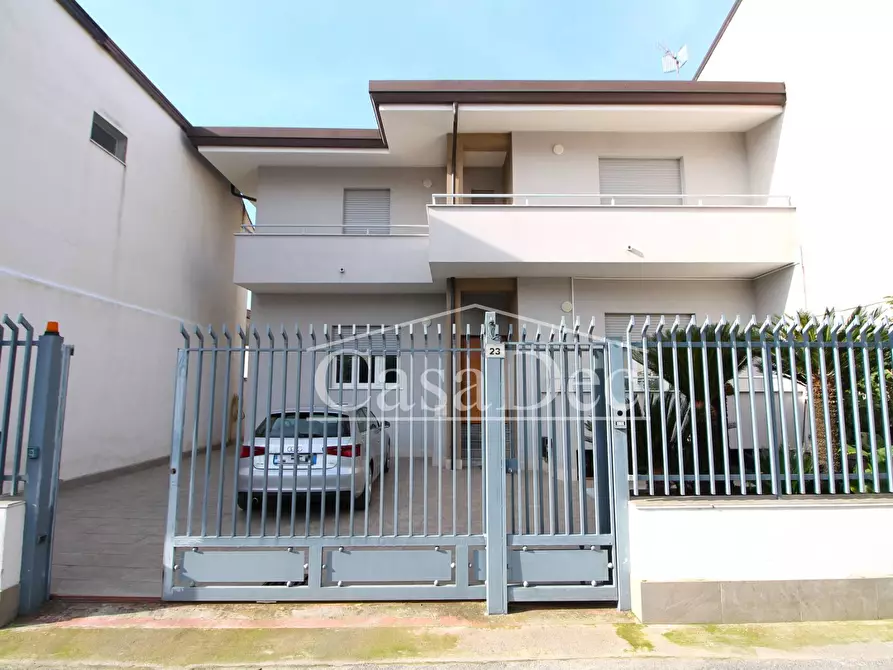 Immagine 1 di Villa in vendita  in Via Boccaccio a Casapesenna