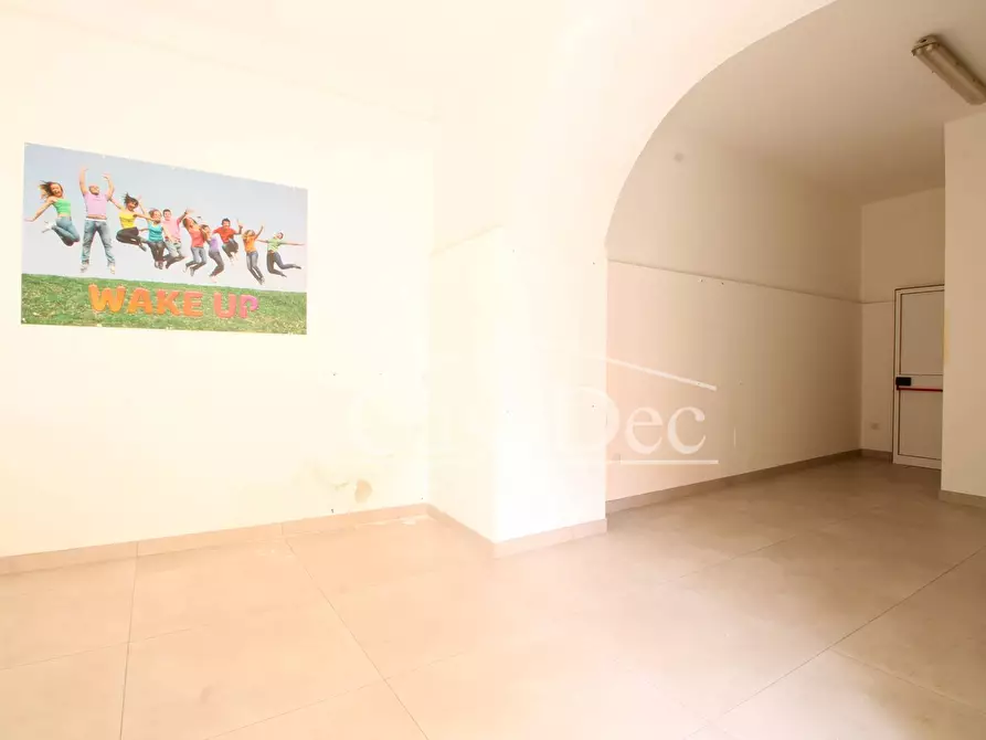 Immagine 6 di Negozio in affitto  in Via De Simone a Trentola Ducenta