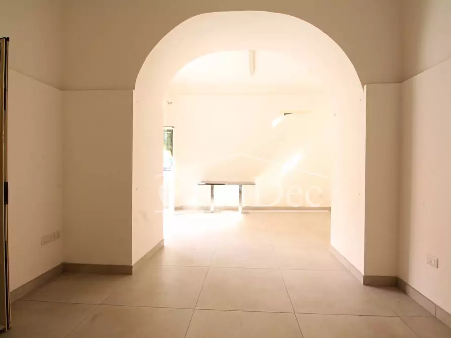 Immagine 11 di Negozio in affitto  in Via De Simone a Trentola Ducenta