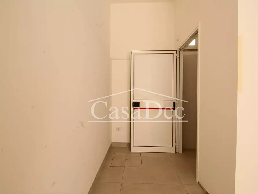 Immagine 13 di Negozio in affitto  in Via De Simone a Trentola Ducenta