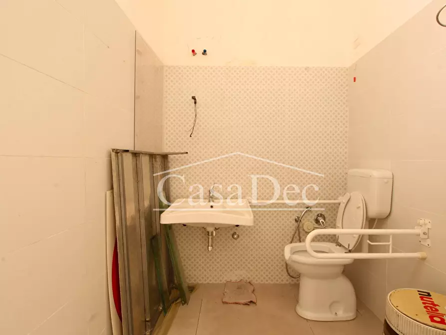 Immagine 14 di Negozio in affitto  in Via De Simone a Trentola Ducenta