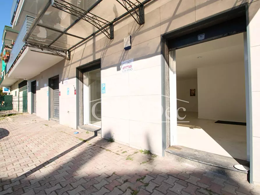 Immagine 7 di Negozio in affitto  in Via G. Marconi 160 a Parete