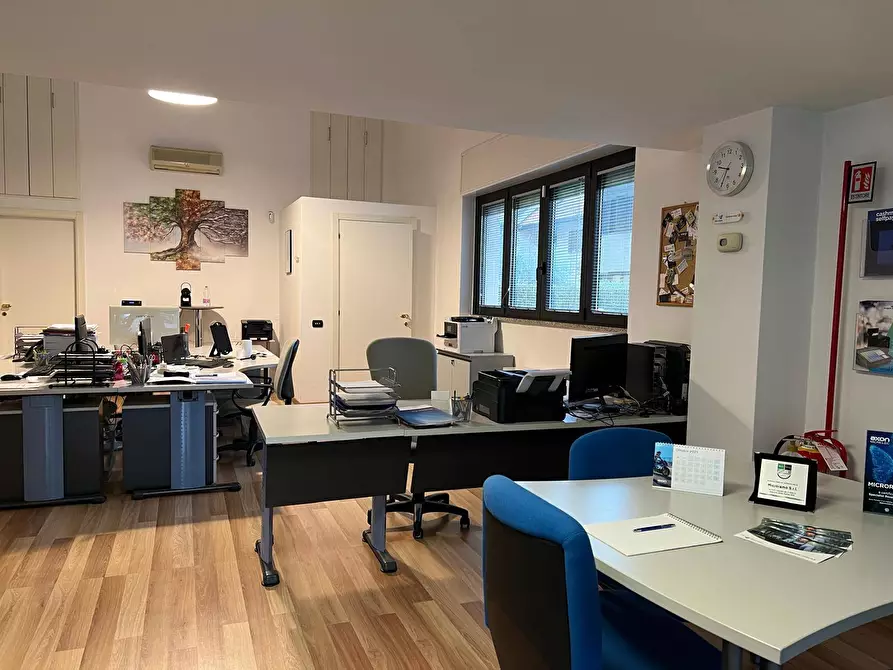 Immagine 3 di Locale commerciale in vendita  in via Varzi 8 a Busto Arsizio