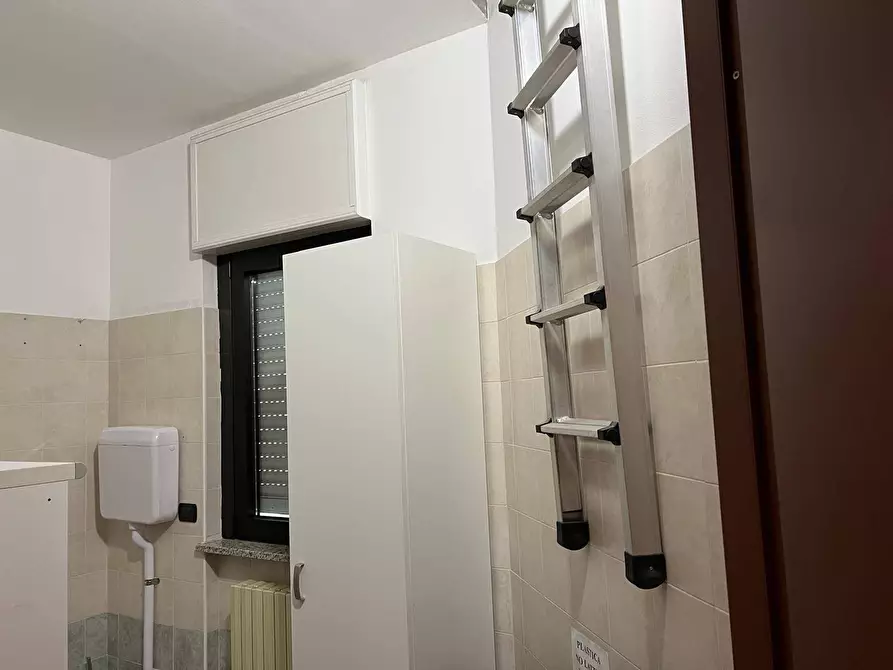 Immagine 5 di Locale commerciale in vendita  in via Varzi 8 a Busto Arsizio