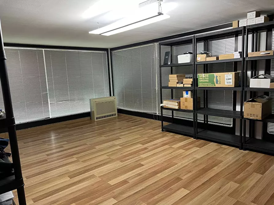 Immagine 14 di Locale commerciale in vendita  in via Varzi 8 a Busto Arsizio