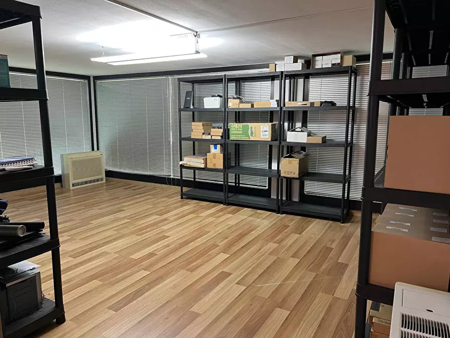 Immagine 15 di Locale commerciale in vendita  in via Varzi 8 a Busto Arsizio