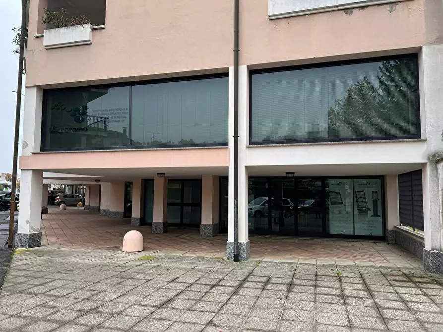 Immagine 25 di Locale commerciale in vendita  in via Varzi 8 a Busto Arsizio