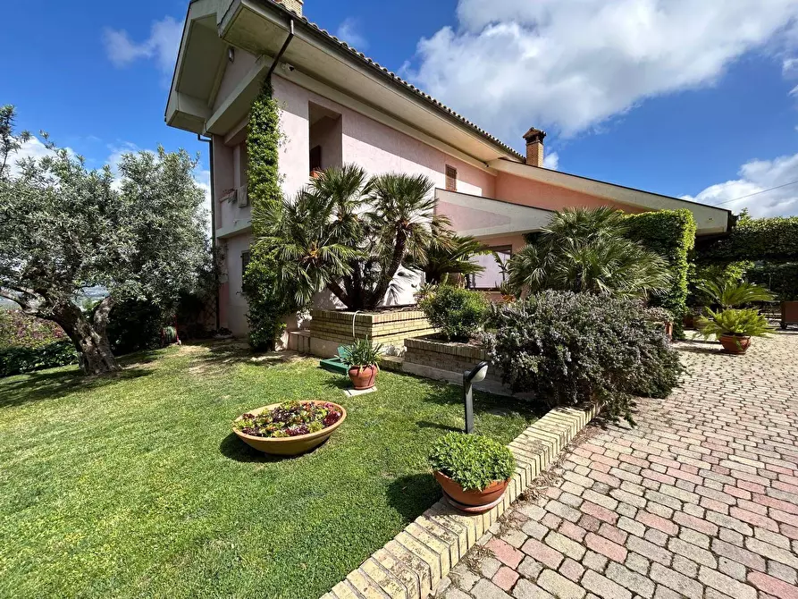 Immagine 1 di Villa in vendita  in via Licini a Chieti