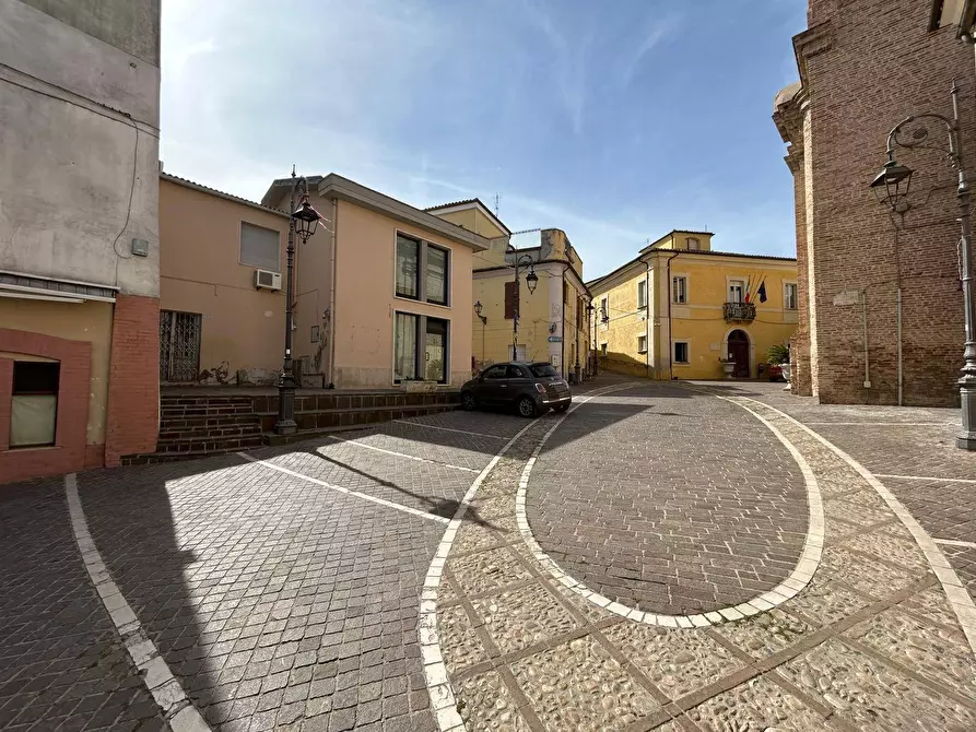 Immagine 1 di Locale commerciale in vendita  in Piazza Umberto I a Brittoli
