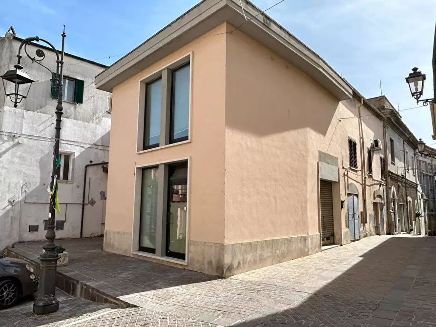 Immagine 8 di Locale commerciale in vendita  in Piazza Umberto I a Brittoli