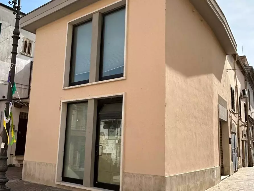 Immagine 7 di Locale commerciale in vendita  in Piazza Umberto I a Brittoli