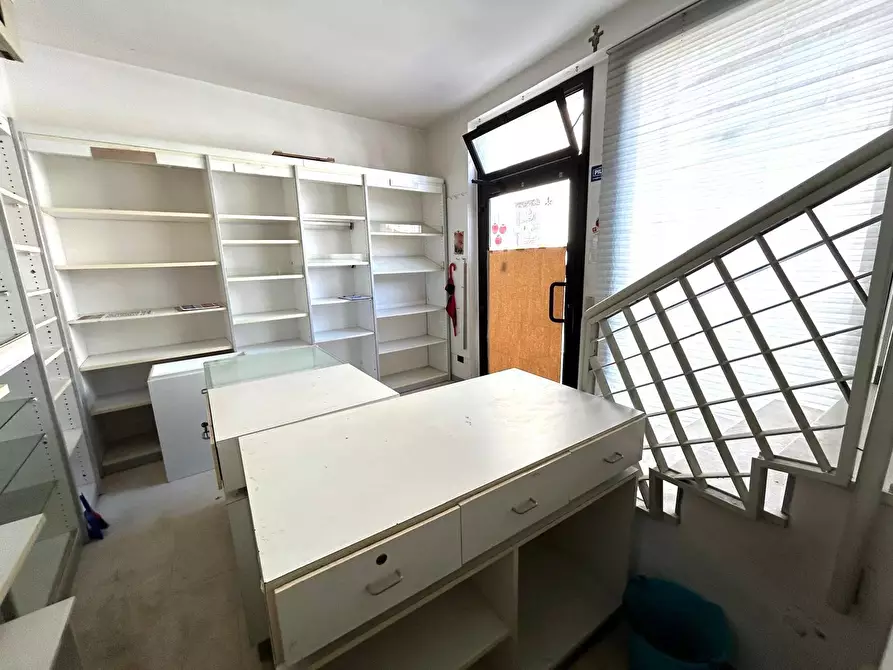 Immagine 15 di Locale commerciale in vendita  in Piazza Umberto I a Brittoli