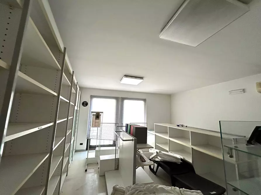 Immagine 13 di Locale commerciale in vendita  in Piazza Umberto I a Brittoli