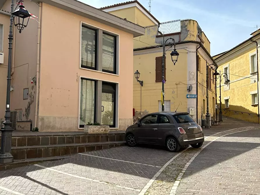 Immagine 10 di Locale commerciale in vendita  in Piazza Umberto I a Brittoli