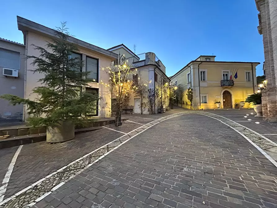 Immagine 3 di Locale commerciale in vendita  in Piazza Umberto I a Brittoli