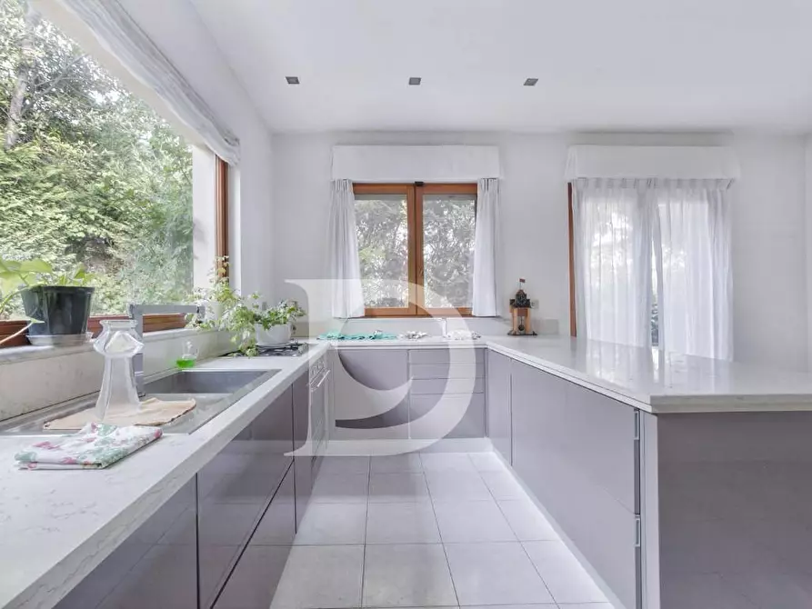 Immagine 2 di Villa in vendita  in Via Sella Di Corno a Pescara