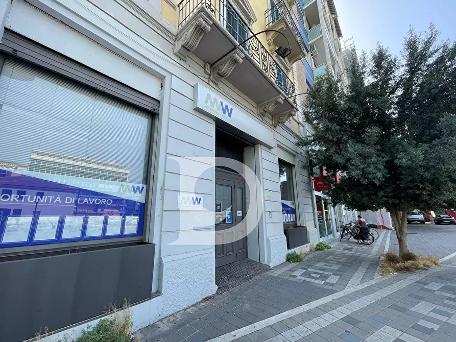 Immagine 2 di Locale commerciale in vendita  in Piazza Martiri Pennesi a Pescara