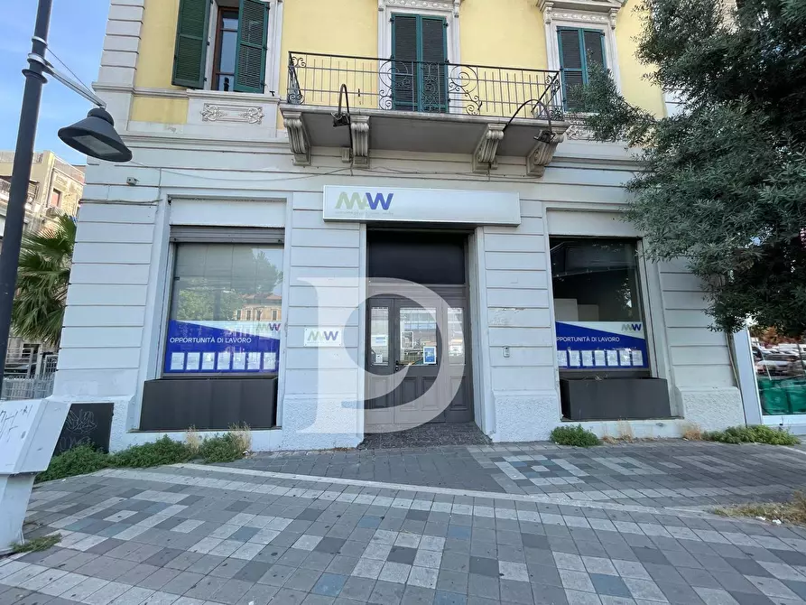 Immagine 3 di Locale commerciale in vendita  in Piazza Martiri Pennesi a Pescara