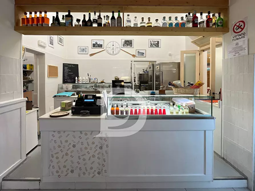 Immagine 11 di Attività commerciale in vendita  in Via C. Battisti a Pescara