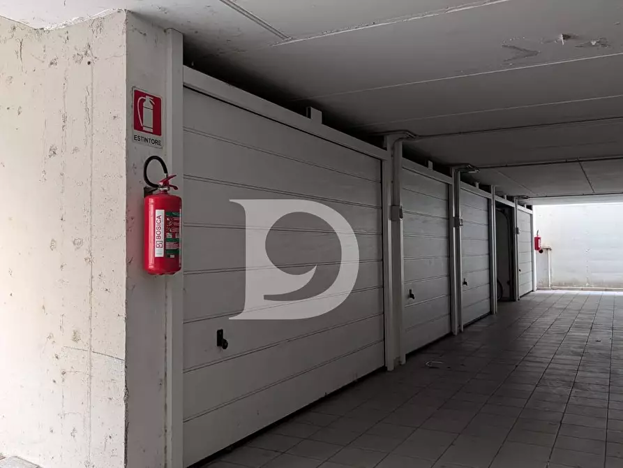 Immagine 1 di Box auto in vendita  in Via A. Saffi a Pescara