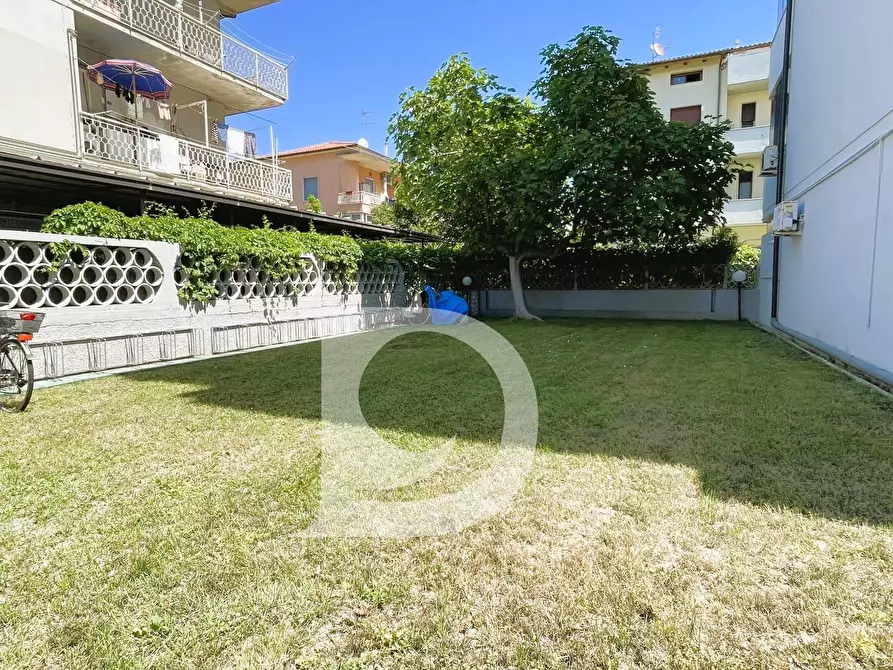 Immagine 63 di Appartamento in vendita  in Viale Europa a Silvi