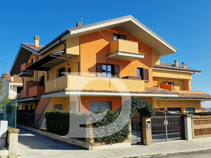 Immagine 1 di Casa semindipendente in vendita  in Via Europa a Loreto Aprutino