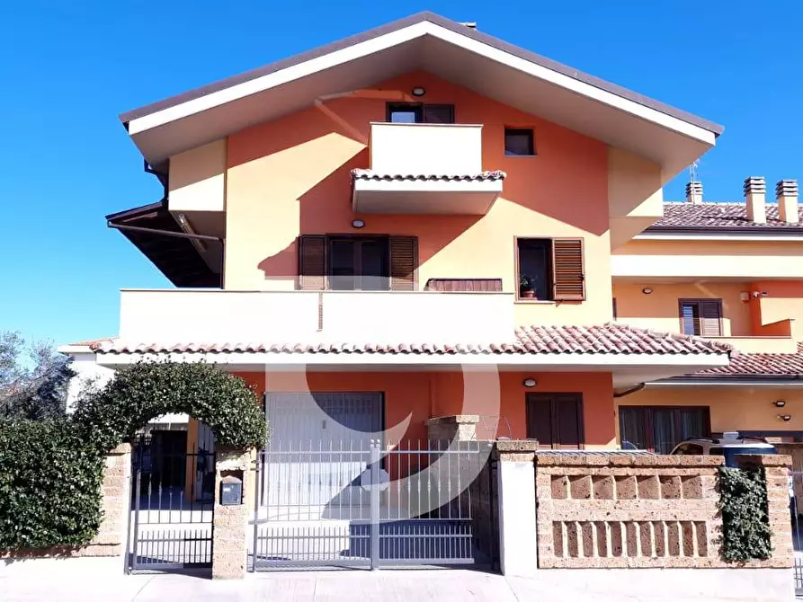 Immagine 4 di Casa semindipendente in vendita  in Via Europa a Loreto Aprutino