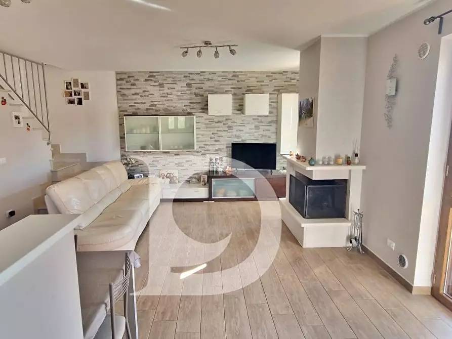 Immagine 2 di Casa semindipendente in vendita  in Via Europa a Loreto Aprutino