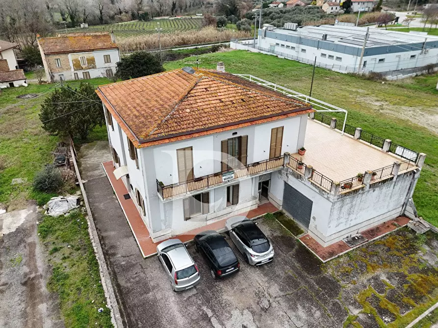 Immagine 3 di Villa in vendita  in CONTRADA CERRETO a Ari