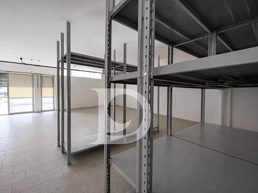 Immagine 4 di Locale commerciale in vendita  in Via Cesare Balbo a Montesilvano