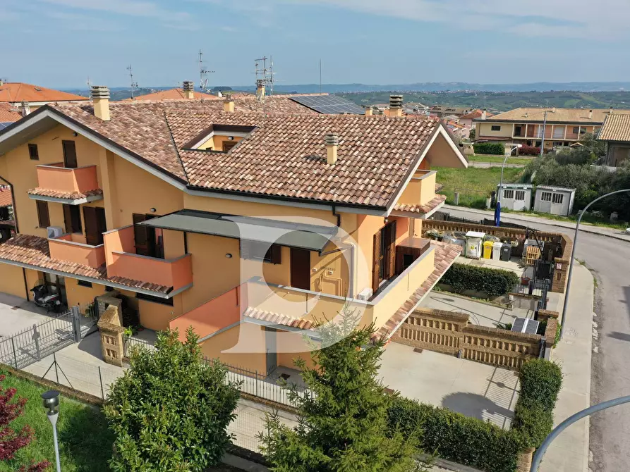 Immagine 70 di Casa semindipendente in vendita  in Via Europa a Loreto Aprutino