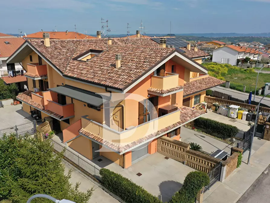 Immagine 71 di Casa semindipendente in vendita  in Via Europa a Loreto Aprutino