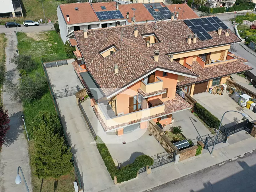 Immagine 76 di Casa semindipendente in vendita  in Via Europa a Loreto Aprutino