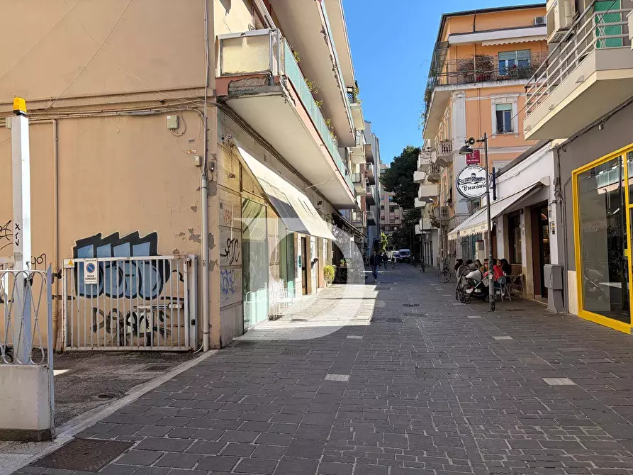 Immagine 18 di Locale commerciale in affitto  in Via Trento a Pescara