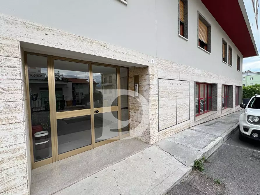 Immagine 5 di Locale commerciale in vendita  in Via Raffaele De Vico 1 a Penne