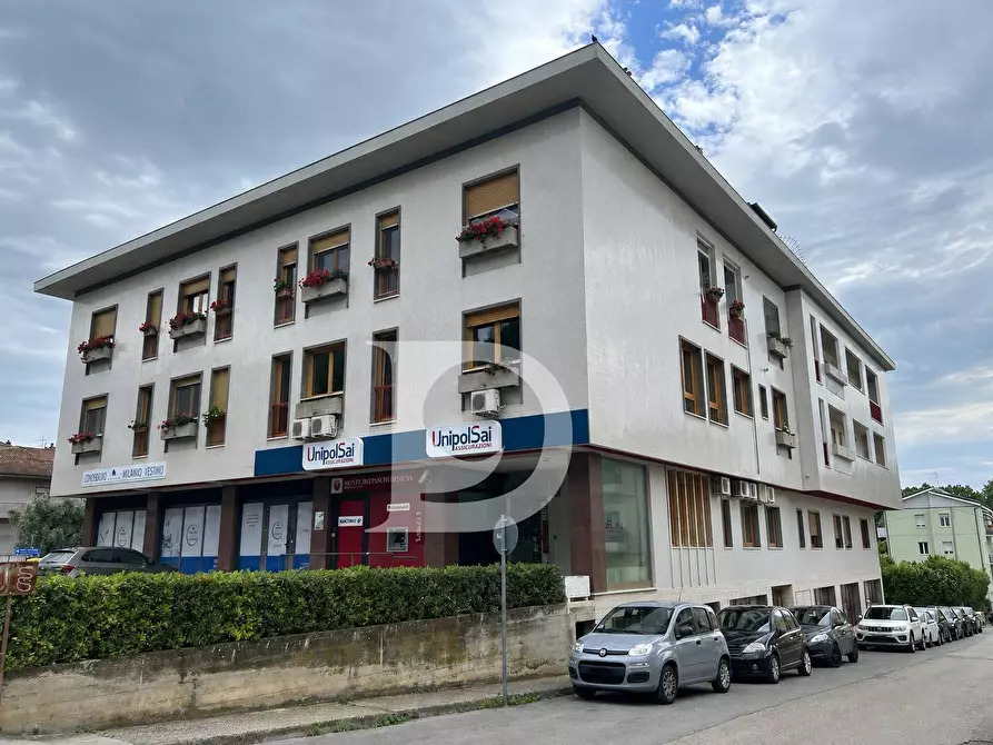 Immagine 1 di Locale commerciale in vendita  in Via Raffaele De Vico 1 a Penne