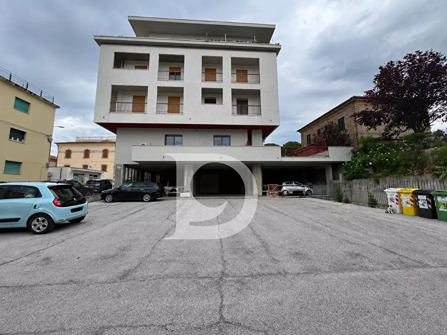 Immagine 12 di Locale commerciale in vendita  in Via Raffaele De Vico 1 a Penne