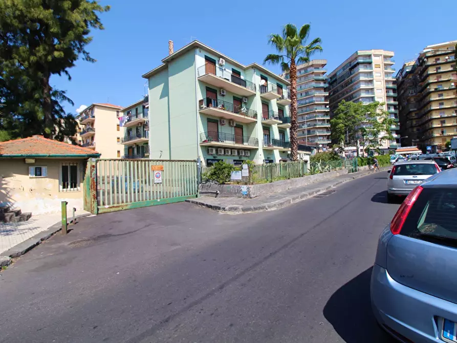 Immagine 1 di Box auto in vendita  in Via Del Bosco 407 a Catania