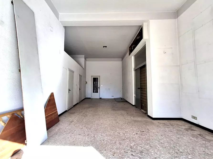 Immagine 4 di Locale commerciale in vendita  in Via Etnea 30 a Gravina Di Catania