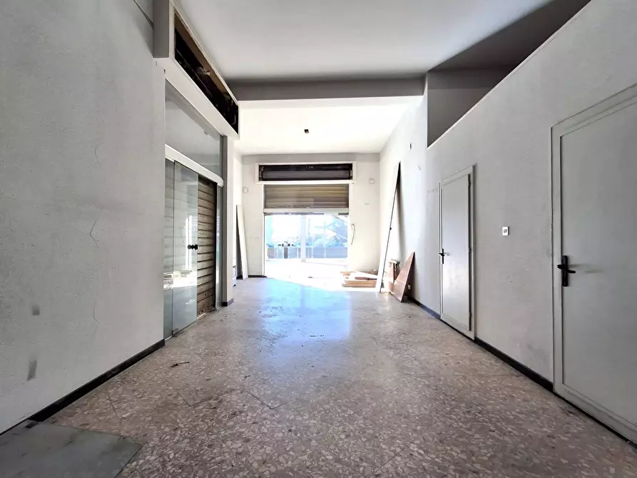 Immagine 8 di Locale commerciale in vendita  in Via Etnea 30 a Gravina Di Catania